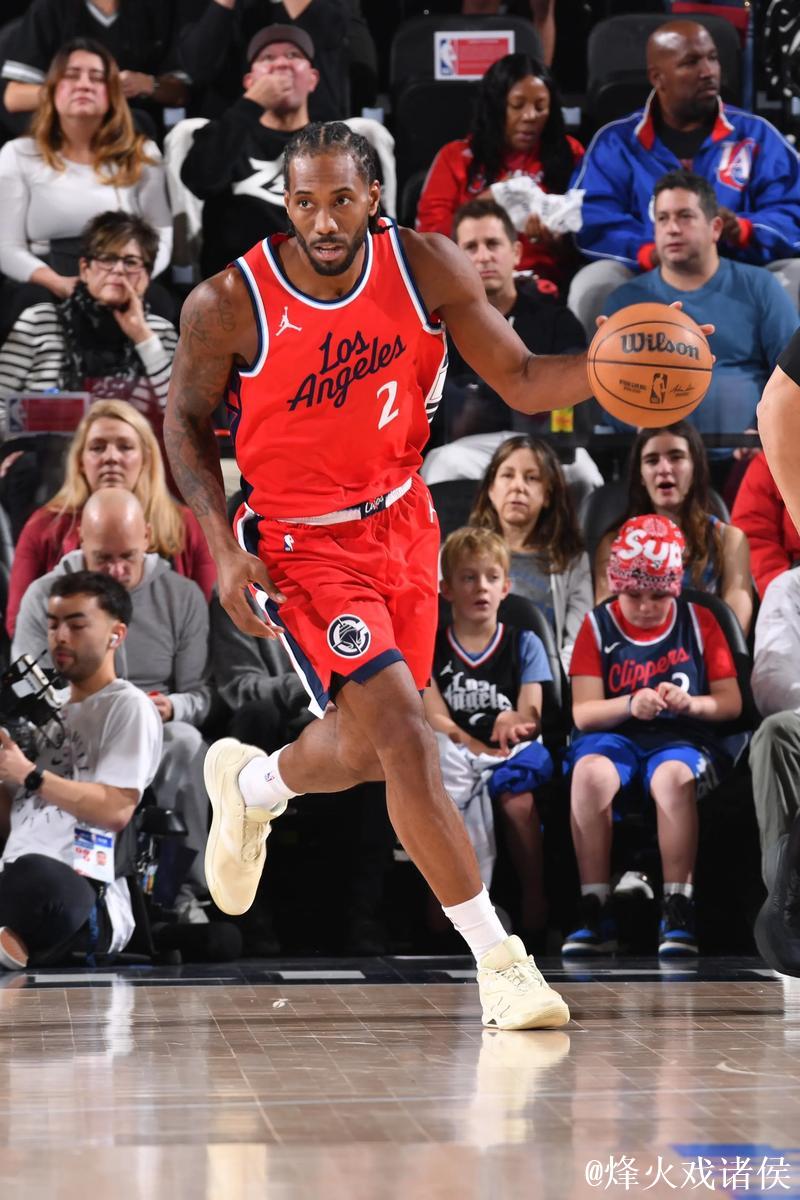 伦纳德半场11投5中,三分2中0得到11分2篮板1助攻1抢断 伦纳德半场11投5中,三分2中0得到11分2篮板1助攻1抢断